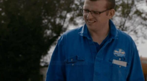 Man in een blauwe overall