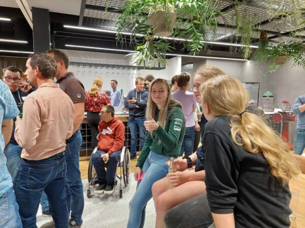 Mannen en vrouwen met elkaar in gesprek