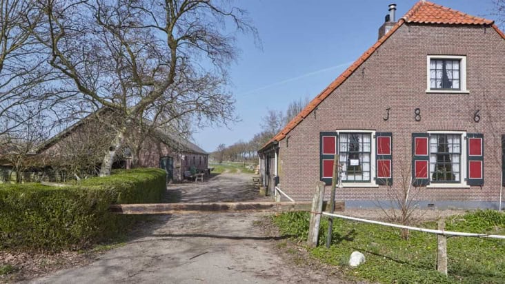 Erf met boerderij en stal